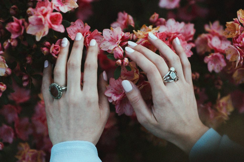 what is the difference between gel nails and acrylic nails
